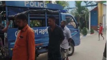 মারপিট ও আইফোন ছিনিয়ে নেওয়ার অভিযোগ